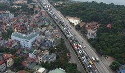 Xe bồn gặp sự cố khiến đường trên cao ùn tắc kinh hoàng