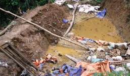 3 phu vàng mắc kẹt dưới hang sâu 300 mét: Cứu hộ chưa thể ứng cứu