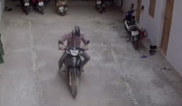 Video: Thanh niên vào xóm trọ trộm một lúc 2 xe máy ở Thái Nguyên