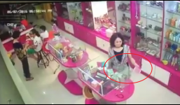 Qúy bà ăn mặc sành điệu trộm iphone nhanh như chớp