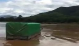 Tài xế liều mình cho xe tải vượt sông Mã