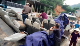 Hiện trường vụ xe khách 16 chỗ 'bay' nóc, 7 người nhập viện