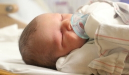 Hy hữu mẹ chết não 4 tháng vẫn sinh con khỏe mạnh