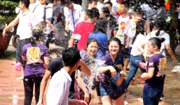 Những màn đại chiến bong bóng nước kỷ yếu của học sinh cuối cấp