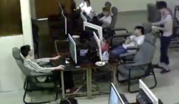 Nam sinh vừa sạc điện thoại vừa chơi game bị điện giật tử vong