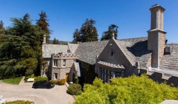 Ông chủ Playboy bán biệt thự 200 triệu USD cho hàng xóm