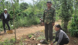 Phát hiện bé trai còn nguyên dây rốn ở bờ ruộng