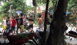 Video: Gần 50 côn đồ hung hãn truy sát nhà dân, cụ bà 80 quỳ xin tha