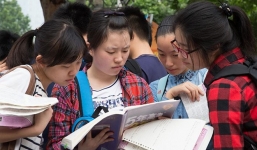 Trung Quốc: Cấm thí sinh mặc áo ngực có móc kim loại đi thi