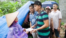 Tuấn Hưng quyên góp 800 triệu giúp đỡ ngư dân Quảng Bình