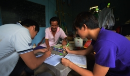 Người cha 51 tuổi tự tin thi đại học cùng 2 con trai