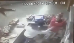 Video: Tên cướp đâm gục chủ tiệm tạp hóa sau khi cướp tiền