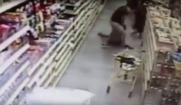 Video: Kẻ bắt cóc và bà mẹ giằng nhau đứa trẻ ngay giữa hàng tạp hóa