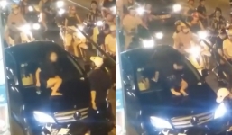 Cô gái gào khóc trèo lên nắp capô đập kính xe sang