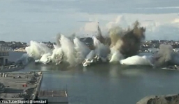 Video: Con đập khổng lồ bị 'thổi bay' trong vài giây