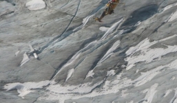 Video: Phi công 81 tuổi đưa máy bay hạ cánh chỏng chơ giữa sông băng