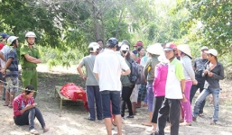 Nghi vợ ngoại tình, chồng treo cổ tự tử trên cây