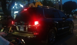 Tổng Bí thư yêu cầu kiểm tra vụ xe Lexus biển số xanh