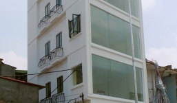 Kỳ lạ cột điện 'mọc xuyên' nóc trần nhà dân ở Hà Nội