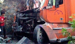 Xe container lao vào nhà dân ở Sài Gòn giữa đêm