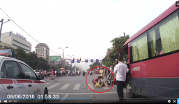 Dừng đèn đỏ sai làn, cô gái bị xe khách húc ngã