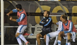 VIDEO: Luis Suarez giận dữ khi không được thay vào sân