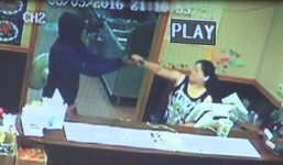 Bà chủ nhà hàng tay không đoạt súng khi bị cướp đe dọa