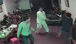 Video: Côn đồ táo tợn cầm mã tấu lao vào nhà đuổi chém nam thanh niên