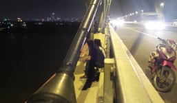 Bị bạn trai đòi 'quan hệ', cô gái nhảy hồ thoát thân