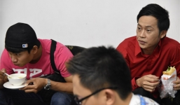 Hoài Linh phờ phạc ăn bánh mì trong hậu trường