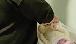 Video: Ông bố nôn ọe khi lần đầu thay bỉm cho con