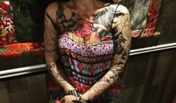 Cô gái xăm hình nhạy cảm bị gia đình từ mặt, dân mạng 'ném đá' 