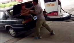 Nghi vợ lừa dối, chồng đánh đập vợ rồi nhét vào cốp ôtô