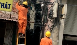 Cột điện 'mọc xuyên' nhà ở Hà Nội: Cơ quan chức năng lên tiếng