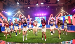 Nóng cùng EURO 2016: 24 người đẹp vây quanh Xuân Bắc