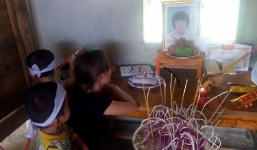 Cả làng đi tìm, bàng hoàng phát hiện bé gái chết dưới hồ nước