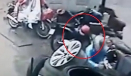 Video: Thanh niên mặc áo mưa trộm xe máy trong vòng 10 giây ở Hà Nội