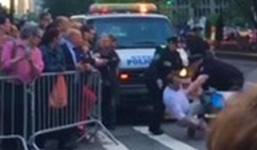 Video: Đoàn xe Obama suýt bị người đi xe đạp đâm vào