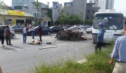 Xe ba gác, xe máy chạy ngược chiều bị ô tô đâm