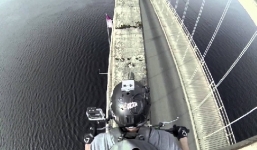 Giỡn mặt tử thần khi lái xe máy trên vòm cầu cao hơn 6m, rộng 20cm