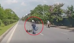 Video: Chạy ẩu, cô gái ngã xe máy trượt 10m trên mặt đường ở Hà Nội