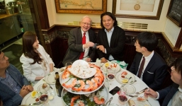 Thưởng thức bữa trưa trị giá 3,45 triệu USD cùng tỷ phú Warren Buffett