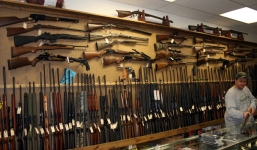 Có khó khăn để sở hữu súng ở Mỹ?