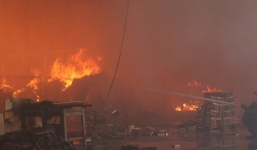 Hải Dương: Xưởng đồ gỗ bốc cháy dữ dội giữa trưa nắng gắt