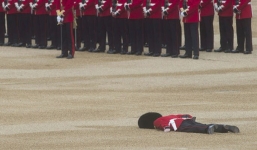 Lính gác Hoàng gia Anh ngất xỉu trong lễ mừng sinh nhật Nữ hoàng Anh