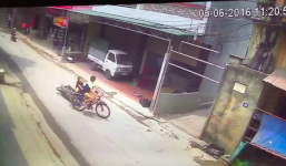 Cậu bé qua đường bất cẩn, khiến xe máy kẹp 3 ngã úp mặt xuống đường