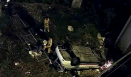 TPHCM: Taxi lao qua lan can, rơi xuống chân cầu