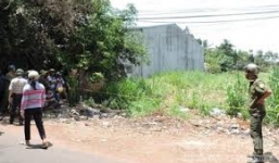 Phát hiện thi thể bé gái đang phân hủy nghi bị mẹ bỏ lại trong bụi rậm