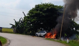 Bỏ mặc ô tô bốc cháy ven đường, nhiều người thản nhiên quay phim, chụp ảnh