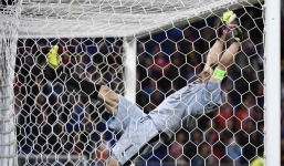 Ăn mừng dị, thủ môn Buffon suýt bị gẫy tay